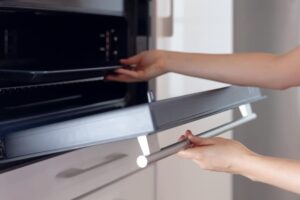 Η Ευρώπη ενημέρωσε για επικίνδυνο ταψί φούρνου που περιέχει κοβάλτιο