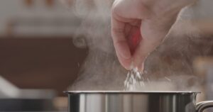 H προσθήκη αλατιού στο φαγητό συνδέεται με αυξημένο κίνδυνο κατάθλιψης