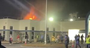Γυναίκα κάηκε ζωντανή και δεκάδες τραυματίστηκαν από πυρκαγιά σε μονάδα πουλερικών