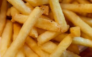 Στις τηγανητές πατάτες και τα πατατάκια οφείλεται η “έκρηξη” καρκίνου παχέος εντέρου στους νέους – Μελέτη