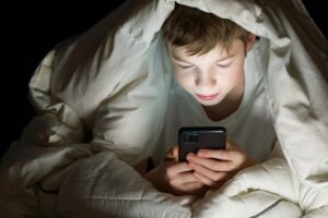 Σύσκεψη στο Μαξίμου: Όχι social ως τα 15 – Έρχεται απαγόρευση για τα παιδιά σε Δημοτικό και Γυμνάσιο