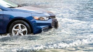 Υποχρεωτική γίνεται η ασφάλιση των αυτοκινήτων και για πλημμύρα και για πυρκαγιά
