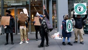 To συνδικάτο των Starbucks κατηγορεί την εταιρεία για αθέμιτες εργασιακές πρακτικές και απεργεί μέσα στις γιορτές