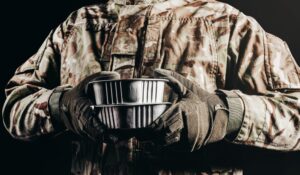 Μαχαίρωσαν αξιωματικό σε στρατόπεδο – Τον θεώρησαν υπεύθυνο για την τροφική δηλητήριαση 86 δοκίμων