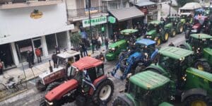 Αγροτικά μπλόκα: Διαμαρτυρόμενοι κτηνοτρόφοι στο Πολύκαστρο μοίρασαν γάλα και τυρί σε περαστικούς
