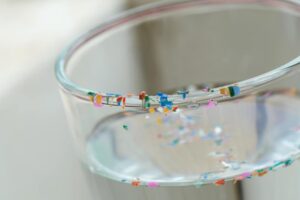 Αυτά είναι τα επώνυμα τρόφιμα με τις περισσότερες πλαστικές χημικές ουσίες – Αποκαλυπτική μελέτη