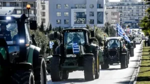 Αγρότες απέκλεισαν για δύο ώρες τον κόμβο Μεγαλοχωρίου στα Τρίκαλα