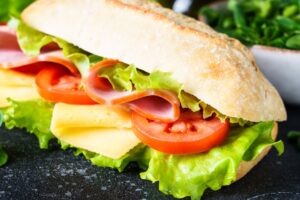 Ανακαλούνται συσκευασμένα σάντουιτς λόγω λάθους στη συσκευασία – Ποιοι κινδυνεύουν