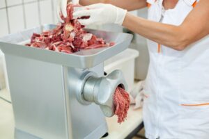 Κρεοπωλείο στο Αιγάλεω στα “πράσα” για τον κιμά – Πρόστιμο €1.500