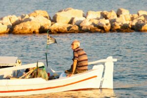 72χρονος ψαράς εξύβρισε λιμενικούς στους Φούρνους Ικαρίας και συνελήφθη