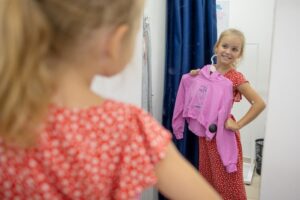Γιατί πρέπει οπωσδήποτε να πλένετε τα καινούργια ρούχα πριν τα φορέσετε