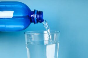 «Αγνά», «μεταλλικά» και… μολυσμένα! Ίχνη Pfas και φυτοφαρμάκων σε εμφιαλωμένα νερά σε όλη την Ευρώπη – Αποτελέσματα 2 δοκιμών