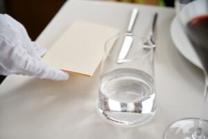 Γιατί τα κορυφαία ξενοδοχεία και εστιατόρια του κόσμου αλλάζουν τον τρόπο που σερβίρουν νερό;