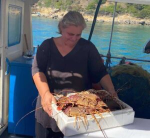 Αντωνία Βασιλείου: Η Κεφαλλονίτισσα ψαράς που προωθεί τον αλιευτικό τουρισμό με το καΐκι της