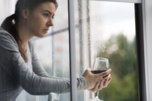 Οι θάνατοι που σχετίζονται με το αλκοόλ αυξήθηκαν κατά 18% κατά τη διάρκεια της πανδημίας