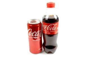 Coca Cola σε μπουκάλι και σε κουτάκι: Υπάρχει διαφορά στη γεύση;
