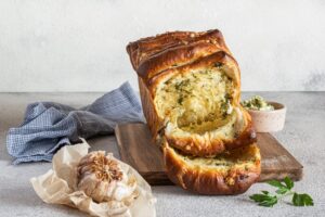 Καταγγελία για γνωστή αλυσίδα που διαφήμιζε έκπτωση σε σκορδόψωμο χωρίς… να έχει σκορδόψωμο!