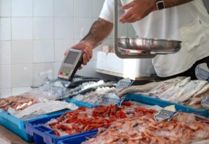 Τσουχτερά πρόστιμα σε δύο ιχθυοπωλεία της Αθήνας
