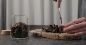 Πώς να κόψεις την κουβερτούρα χωρίς να κάνεις χάλια την κουζίνα σου!