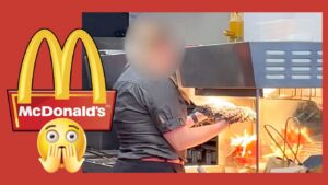 McDonald’s: Σοκαριστικό βίντεο δείχνει βρώμικη σφουγγαρίστρα να στεγνώνει κάτω από τη λάμπα για τις τηγανητές πατάτες!