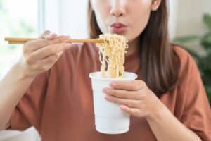 Στιγμιαία Noodles γεμάτα λιπαρά, αλάτι και πρόσθετα – Έλεγχος της Ένωσης Καταναλωτών