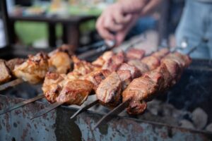 Όλη η Θεσσαλονίκη μυρίζει… τσικνοπέμπτη!