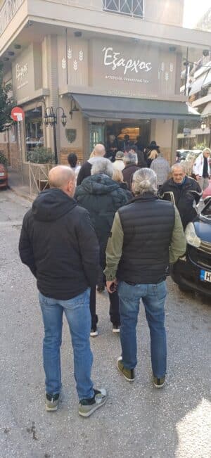 Ουρές στους φούρνους για μία λαγάνα