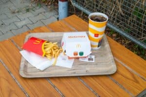 McDonald’s: Μήνυση από ιερέα για «μουχλιασμένο» σάντουιτς που τον αρρώστησε βαριά