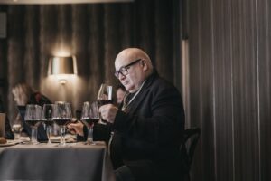 Την ανωτερότητα του Ελληνικού κρασιού παραδέχεται ο Παγκόσμιας κλάσης Sommelier Ronan Sayburn