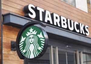 Τα Starbucks αποζημίωσαν με $50 εκατ.  πελάτη που υπέστη σοβαρά εγκαύματα από καυτό τσάι (βίντεο)