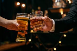 Μπύρα εναντίον ουίσκι: Ποιο από τα δύο ποτά είναι λιγότερο επιβλαβές σύμφωνα με τους ειδικούς;