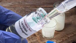 «Ρίξτε το στην αποχέτευση και απολυμάνετε τον νεροχύτη» – Νέος συναγερμός για το νωπό γάλα