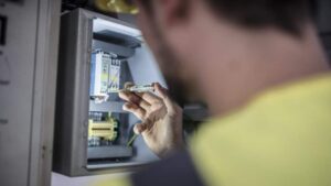 Αλυσίδα fast food στην Πάτρα πιάστηκε στα πράσα να κλέβει ρεύμα