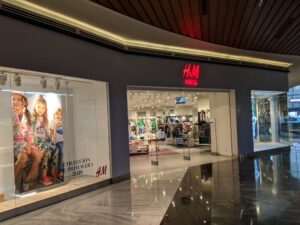 H&M: Ανακαλούνται παιδικά ρούχα – Οι σοβαροί κίνδυνοι που μπορεί να κρύβουν