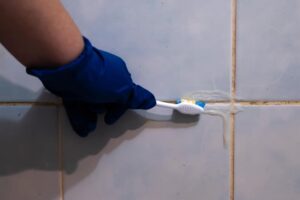 Το κόλπο για να αφαιρέσετε τη μαυρίλα ανάμεσα στα πλακάκια του μπάνιου με απλά υλικά που έχετε στο σπίτι