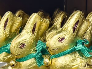 Πασχαλινά λαγουδάκια: Έως και 149% πιο ακριβά η ίδια σοκολάτα σε διαφορετικό σχήμα! 