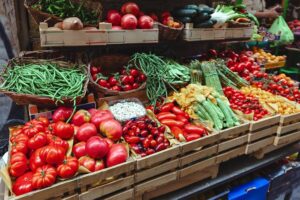 Ελλάδα: Γιατί τα φρούτα και τα λαχανικά είναι πιο ακριβά στα σούπερ μάρκετ από ό,τι στις λαϊκές αγορές;