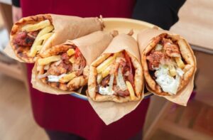 Taste Atlas: Καταποντίστηκαν γύρος και σουβλάκι στη λίστα για τα street food 