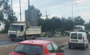 Ο οδηγός νταλίκας που γεμίζει τις εθνικές οδούς με λάχανα και πορτοκάλια και ταλαιπωρεί χιλιάδες οδηγούς