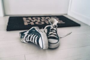 Γιατί δεν πρέπει ΠΟΤΕ να μπαίνουμε με τα παπούτσια στο σπίτι – Επιστημονικά στοιχεία