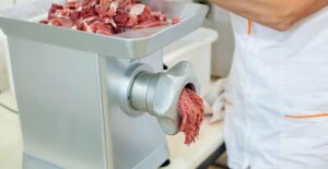 Πρόστιμο σε σουπερμάρκετ ΓΑΛΑΞΙΑΣ για τον κιμά στη μηχανή κοπής