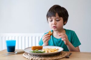 Ψαροκροκέτες στο μικροσκόπιο: Τι πραγματικά τρώνε τα παιδιά μας; Εργαστηριακές αναλύσεις