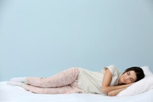 Τι πρέπει να φοράτε για να κοιμάστε καλύτερα σύμφωνα με ειδικό ύπνου (και δεν είναι πιτζάμες)