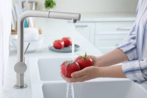 Ντομάτες: Ο πιο αποτελεσματικός τρόπος πλύσης για την απομάκρυνση μικροβίων και φυτοφαρμάκων