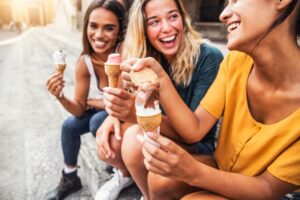 Δεν φταίτε εσείς που θέλετε να τρώτε συνέχεια παγωτά και σοκολάτες – Τι  έδειξε νέα μελέτη