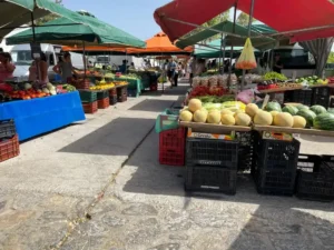 Σαφάρι ελέγχων στις λαϊκές: Πρόστιμα 10.500 ευρώ σε 7 πωλητές μίας λαϊκής σε μία μέρα