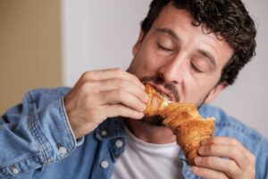 Γιατί το τρώμε αφού μας πειράζει; Η ψυχολογία πίσω από τις κακές διατροφικές επιλογές
