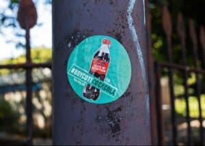 Coca-Cola: Πώς ένα viral βίντεο προκάλεσε μποϊκοτάζ από ισπανόφωνους καταναλωτές και έριξε τις πωλήσεις