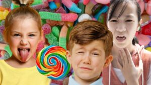 “Extreme Candies”: Η πρόκληση με τα ξινά, καυτερά, επικίνδυνα τρόφιμα στα social media που απειλούν την υγεία των παιδιών
