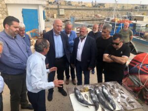 Ηράκλειο: Συνάντηση με αλιείς είχε ο ΥπΑΑΤ Κώστας Τσιάρας – Στο επίκεντρο το πρόβλημα των λαγοκέφαλων και λεοντόψαρων